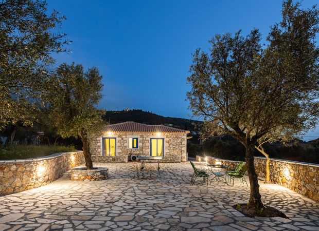 Mani Holiday House